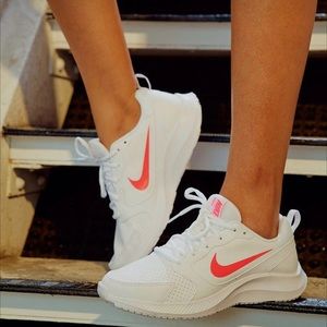 SOLD! Nike Womens Todos Running Shoe 9